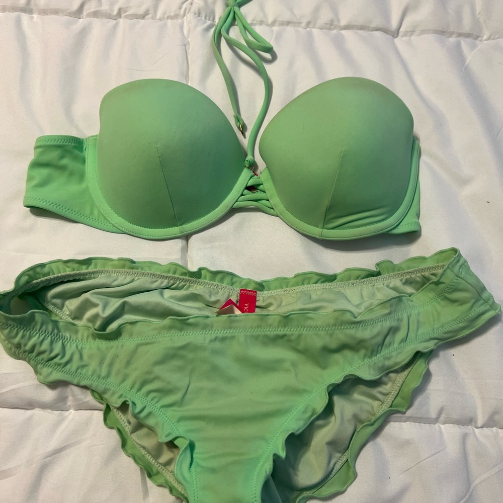 Victoria Secret bikini.  Top is a 34c bottom is small